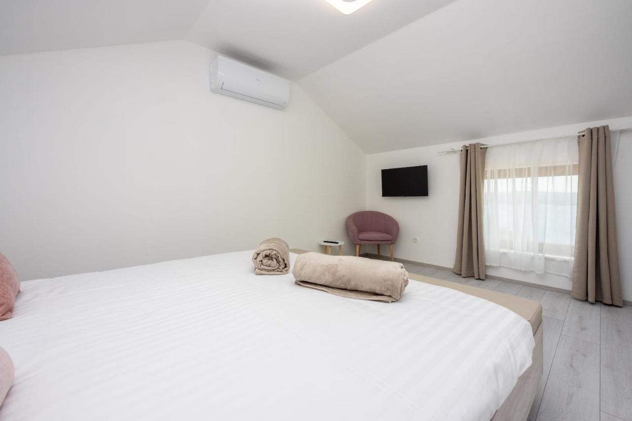 Villa Antani With Heated Pool, Sauna & Jacuzzi 크리크베니카 외부 사진